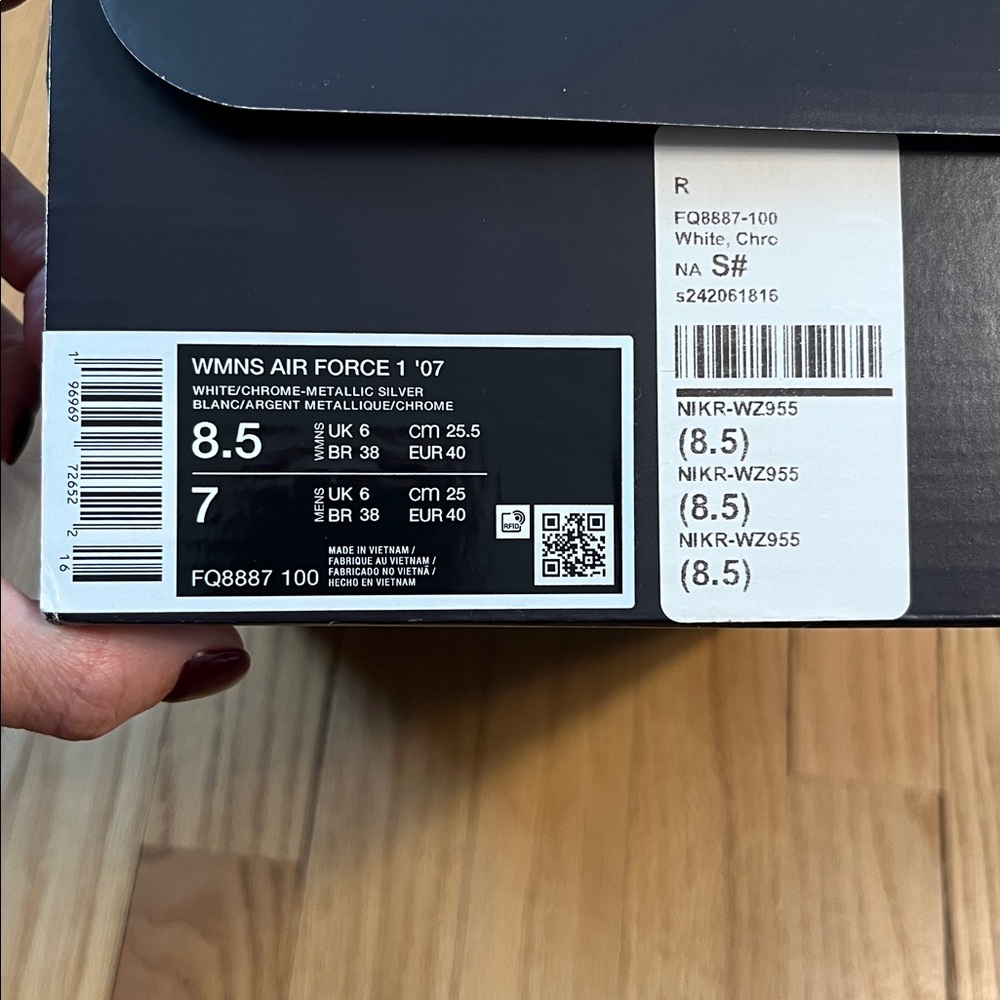 Nike Air Force One with Studded Swoosh Size 8.5 - Picture 8 of 8